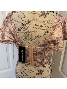 Vintage-Inspired Pink Floral Crop Top